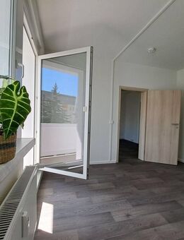 Kommen, sehen, staunen, einziehen - Neu sanierte 2-Raum Wohnung mit Ausblick ins Grüne - Jahnsdorf (Erzgebirge)