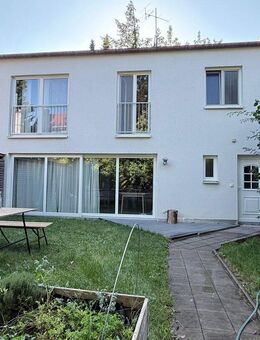 ruhiges kleines Haus mit Garten , im Hinterhof eines Reihenhause am Milbertshofener Platz.15 , 2 große Schlafzimmer + offene Wohnküche - München