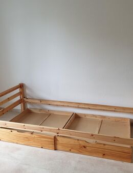 Holzbettgestell (Kiefer) mit 2 Schubkasten in einem guten Zustand - Unterschleißheim