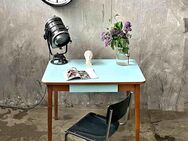 Vintage Schreibtisch / Tisch mit blauer Melamintischplatte - Berlin Friedrichshain-Kreuzberg