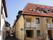 Nur 6 S-Bahn-Minuten von Erlangen entfernt! Vermietete 1-Zimmer-Eigentumswohnung mit Balkon & Tiefgaragenstellplatz in Baiersdorf - Baiersdorf