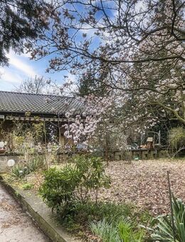 Einfamilienhaus und Garage auf großem Grundstück in Berlin-Karow - Berlin