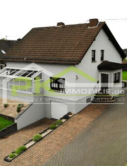 Saniertes Einfamilienhaus inkl. zwei Garagen und schönem Ausblick sucht neue Eigentümer - Neustadt (Wied)