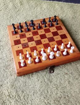 Kleines Reiseschachspiel aus Holz mit Figuren - Waldbreitbach
