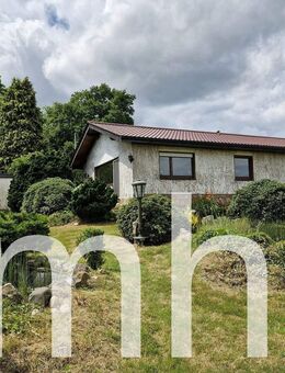 Much Hündekausen: Kleiner Bungalow mit 2 Garagen für die kleine Familie. - Much