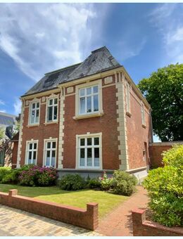 TOPLAGE HUSUM mit Potential: Repräsentative VILLA AM SCHLOSSPARK mit großem Süd-Garten/ Bauplatz ! - Husum (Schleswig-Holstein)