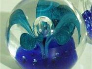 Paperweight / Glaskugel / Briefbeschwerer türkis blau. Farbloses Glas mit bunten Einschmelzungen. Höhe ca. 8 bis 9 cm. - Hamburg Wandsbek
