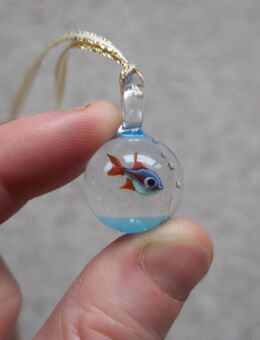 Muranoglas Anhänger Fisch in Kugel orange blau schwarz Ø 2,1 cm HSE24 - Niddatal