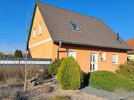 Sehr gepflegtes Einfamilienhaus. Ruhige Wohnlage. Großer Garten mit Pool. Garage. - Schönebeck (Elbe)