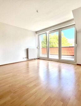 2 Zimmer mit Licht, Luft & Ruhe - renovierte 65 qm mit Loggia + 13 qm Spitzboden + Stellplatz - Oelde