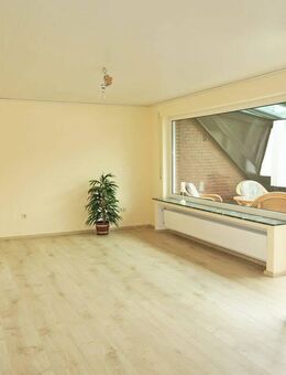 Sehr schöne 3 Zimmer-Dachgeschoss-Wohnung mit Einbauküche, Südloggia und Garage in Bad Oeynhausen - Werste - Bad Oeynhausen