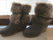 Gr. 40: Winter-Stiefeletten mit Fell, grau, Keilabsatz - München