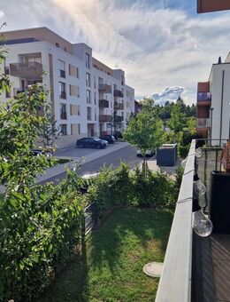 3-Zi.-Wohnung mit großem Schlafzimmer, Badewanne, Einbauküche und Balkon - Villingen-Schwenningen