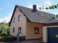 Roßtal-Ortskern: Zweifamilienhaus mit Doppelgarage in bester Wohnlage zu verkaufen! - Roßtal