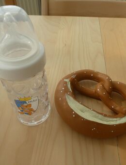 Baby: Trinkflasche und Quietschspielzeug - Kirchheim (München)