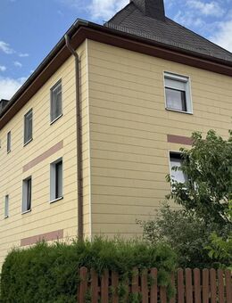 Frei ab 01.09.: Top-gepflegte 4-Zimmer-Wohnung in zentraler Lage (1. OG) - mit neuer Elektrik, EBK und PKW-Stellplatz - unweit Klinikum - Hof