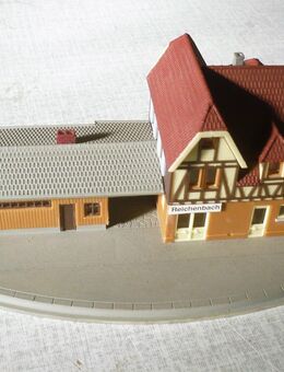 Modelleisenbahn, Spur N, 5 Gebäude, Bahnhof, Kirche, Häuser - Arzberg Zentrum