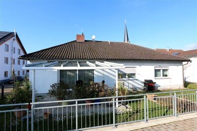 Leben auf einer Ebene!! Bungalow mit großem Garten im Zentrum von Hüttenkofen-Mengkofen