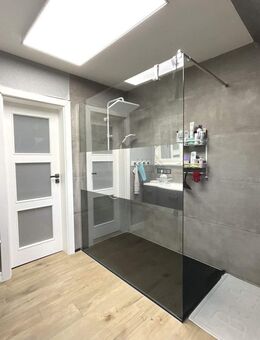 Elegantes Zweifamilienhaus mit erstklassiger Ausstattung und moderner PV-Anlage. - Berkatal