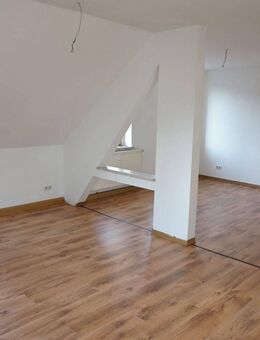 helle, freundliche 3 Raum DG-Wohnung - Fraureuth