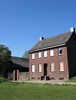 Vierkanthof in Alleinlage: Sanierungsobjekt mit vielen Möglichkeiten & ca. 28.000 m² Grundstück - Willich