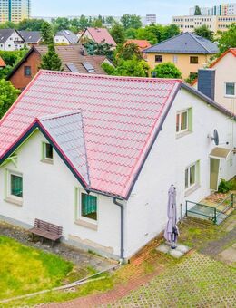 Einfamilienhaus in Marzahn: Mit Keller, Einbauküche, Rollladen, Pool, Garage, Carport - Bahnhofsnah! - Berlin