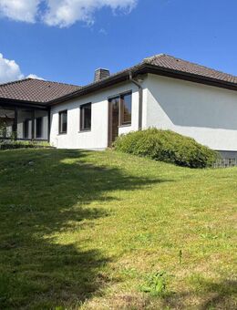 Großzügiges Wohnen auf einer Ebene ! Massivbau Winkelbungalow in Waldrandlage auf Traumgrundstück - Engelsbrand