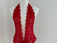 Sexy Body mit Spitze floral rot tiefer V-Ausschnitt Gr. M Neu - Brühl Zentrum