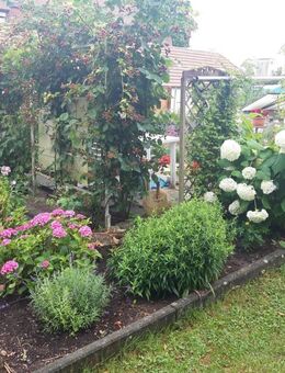 VB - Helle Dachgeschoßwohnung mit Stellplatz und Gartenanteil - Sulzbach-Rosenberg