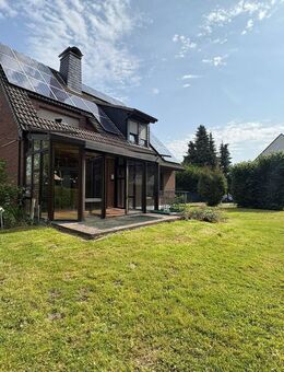 ZU VERKAUFEN: Freistehendes, geräumiges und voll unterkellertes Ein-/Zweifamilienhaus mit großer Garage und Garten - Bad Sassendorf