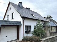 Sanierungsbedürftiges Einfamilienhaus mit 2-3 Kinderzimmern und 2 Garagen - Auerbach (Vogtland)
