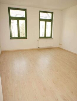 Frei ab 1.1.26 - Bad mit Fenster - begrünter Innenhof Laminat im 1. OG - Chemnitz