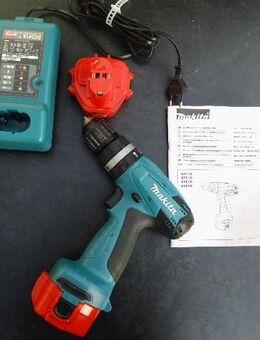Makita 12 V Ladegerät + 2 Akkus + Akku-Bohrschrauber 8271D teildefekt zus. 30,- - Flensburg