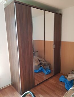 Kleiderschrank mit ausziehbaren Regalen - Buchholz (Nordheide)