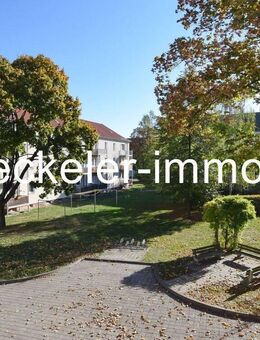 Begrünte, sehr gepflegte Wohnanlage und großer Balkon! - Lucka