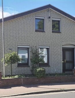 Freundlich und kompaktes Einfamilienhaus mit Carport in zentraler Lage von Hanerau-Hademarschen - Hanerau-Hademarschen