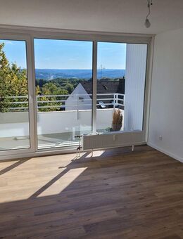 Bo.-Stiepel: vollständig renovierte 2-Zi-DG-Whg. m. imposantem Ausblick, Duschbad u. Balkon - Bochum