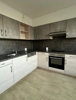 Familienzuhause: Großzügige 6-Zimmer-Wohnung mit Einbauküche, Flügeltüren, Bad mit Wanne & Dusche - Chemnitz