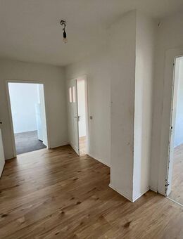 Großzügige 3 Raum Wohnung mit Einbauküche! - Hainichen (Sachsen)