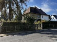 Leipzig-Mölkau: DHH als Stadtvilla mit ca. 1.462 m² großem Grundstück, Garage, Werkstatt - Leipzig