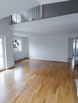 Aubing: Helle, moderne 3-Zimmer-Wohnung, Galerie, EBK und West-Balkon - Jetzt einziehen! - München