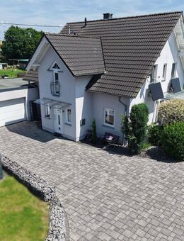 Stilvolles Einfamilienhaus mit Flair und gepflegtem Außenbereich! - Girod