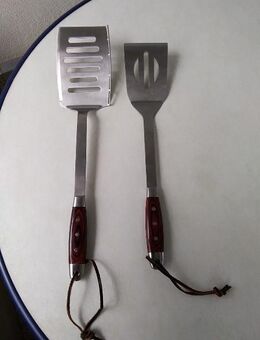 2 stabile Stahl Grill oder Pfannenwender mit Holzgriffen und Lederband - Berlin