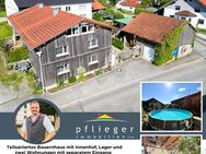 Teilsaniertes Bauernhaus mit Innenhof, Lager und 2 Wohnungen mit separatem Eingang - Tittling