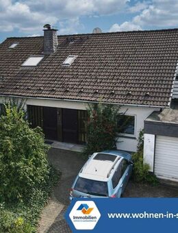 VR IMMO: Großes Einfamilienhaus mit ELW und zwei Garagen in beliebter Lage - Halver