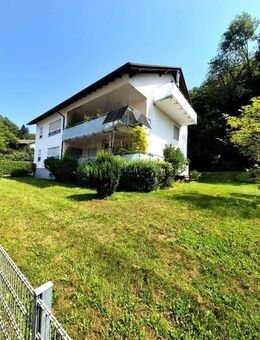 Helle 4,5 Zimmer Dachgeschosswohnung mit großem Grundstücksanteil und Carport in Südhessen - Mörlenbach