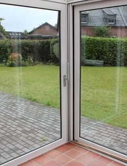 + + neue Tageslicht-Bäder + + Kamin + + Wintergarten + + Doppelgarage + + ansprechende Grundrisse + + eingefriedeter Garten + + - Geldern