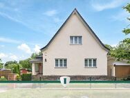 Charmantes Zweistöckiges Einfamilienhaus mit Parkähnlichem Garten in Traumlage - Teltow