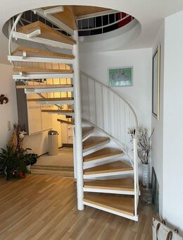 Gepflegte Maisonettwohnung mit separatem Eingang, Balkon und eigenem Stellplatz - Zirndorf