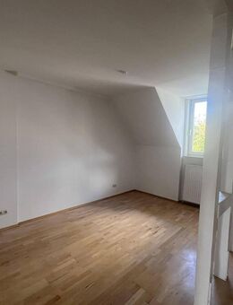 Helle Mansardenwohnung mit neuem Bad und Einbauküche nahe Uni - Wiesbaden